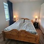Gardsidyll I Flotte Omgivelser