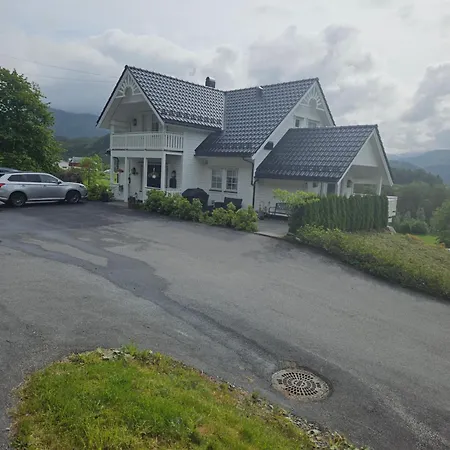 Appartement Gardsidyll I Flotte Omgivelser *