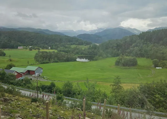 Gardsidyll I Flotte Omgivelser *