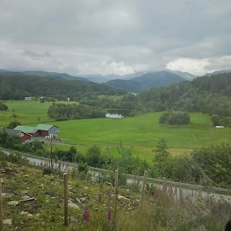 Gårdsidyll I Flotte Omgivelser *
